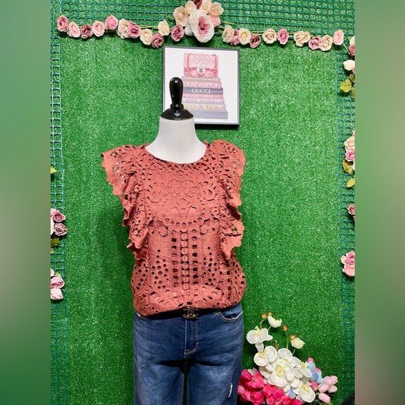 🌷Brand New Eyelet Blouse can fit Sm up to M very nice quality w/ lining size M - Picture 3 of 8